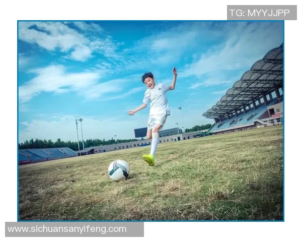 昆凌热爱足球明星背后的故事与她的足球情缘揭秘